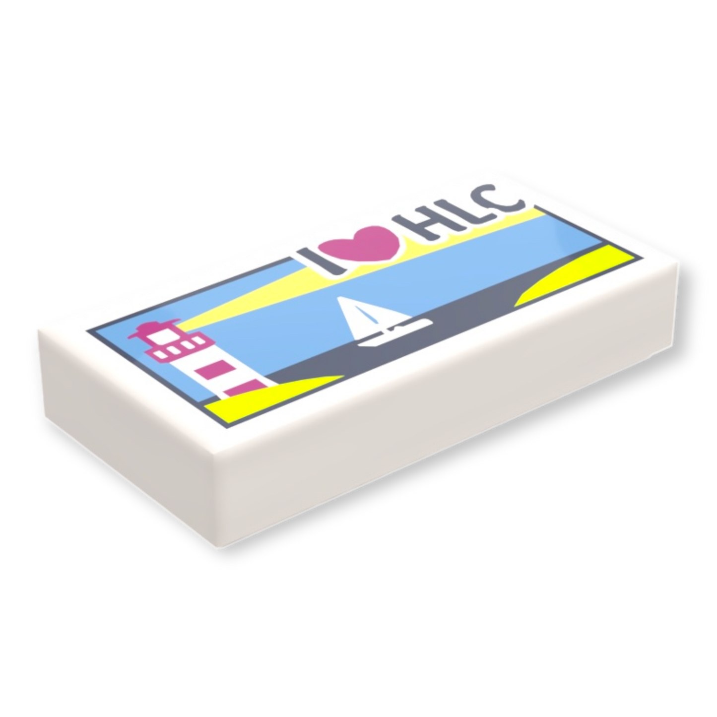 Diese LEGO® Tile 1x2 zeigt ein Leuchtturm-, Segelboot- und „I Heart HLC“-Muster