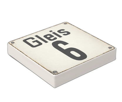 Bedruckte LEGO® Fliese 2x2 - Altes Schild 27 'Gleis 6'