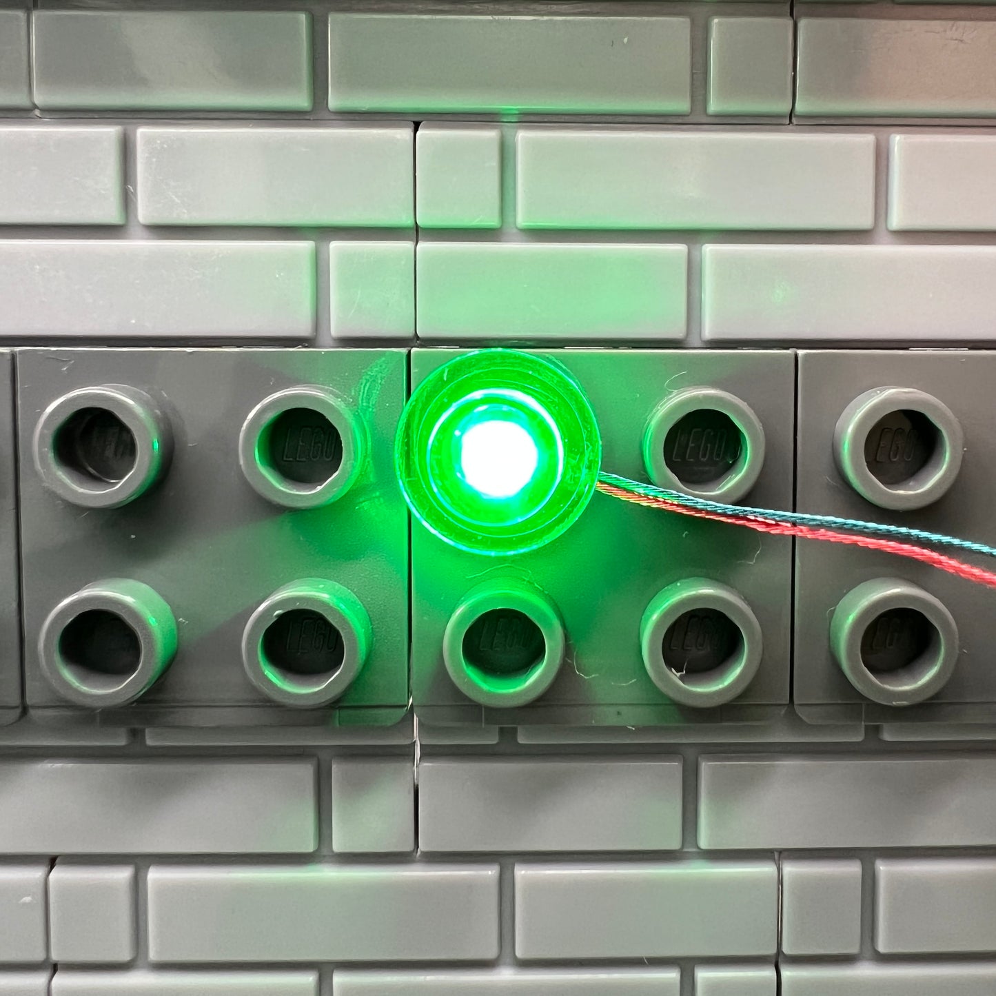 LED Plate Round 1x1 Trans mit grünem Licht