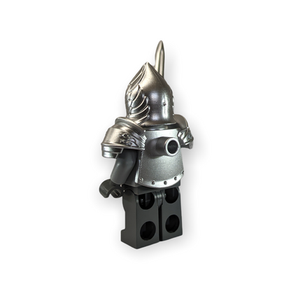 Silberne Ritterausrüstung (Helm, Schwert und Rüstung)